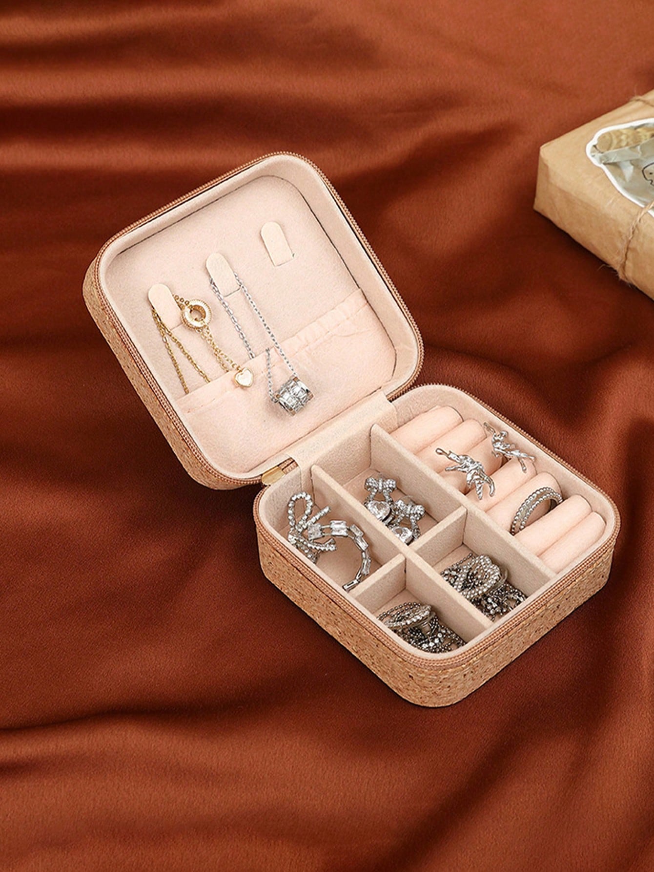 Boîte à bijoux carrée vintage  - Travel Accessories Jewelry avis et prix
